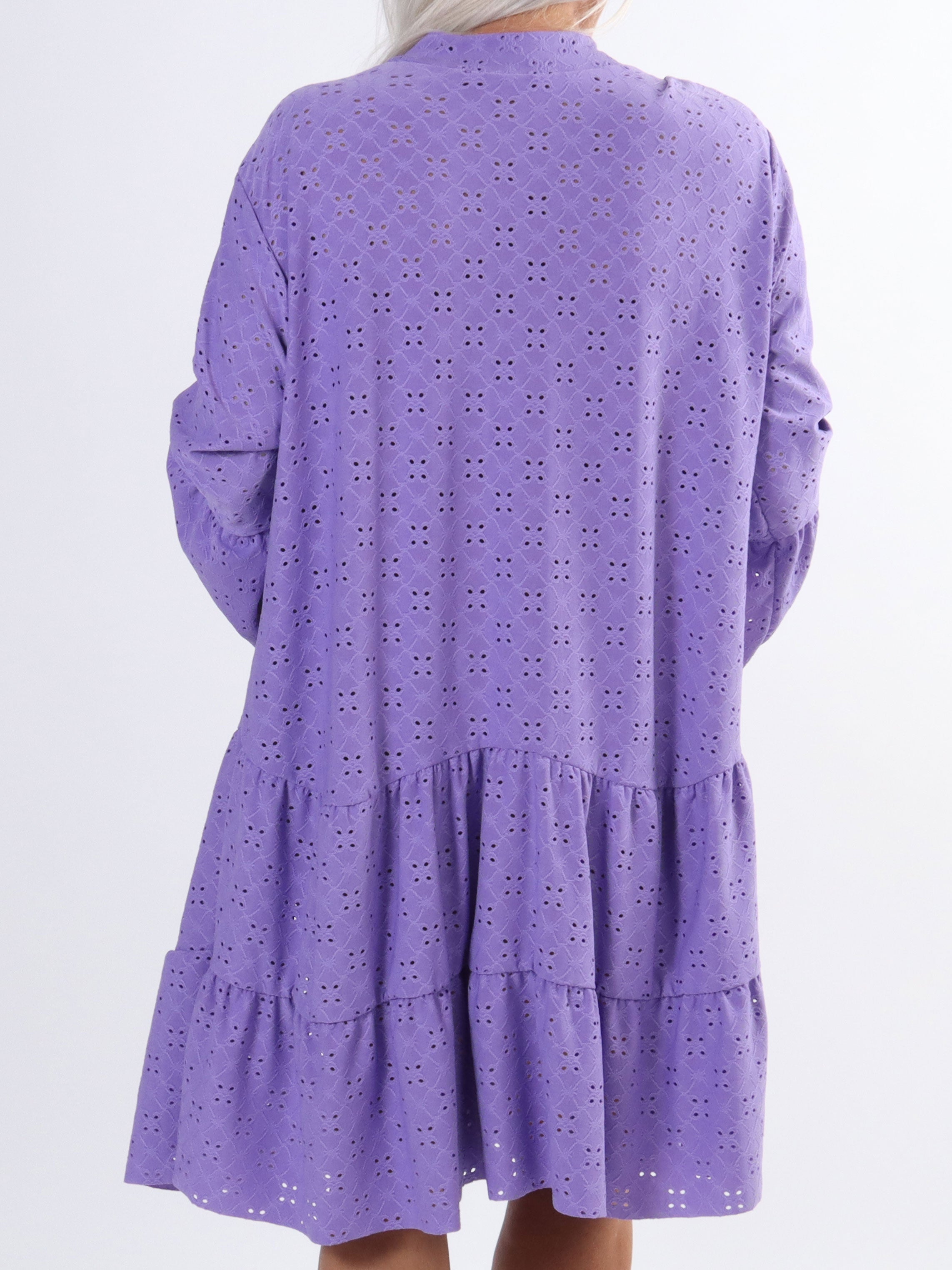 Indiana - Sød elastisk plus size kjole i broderi anglaise